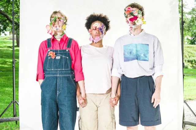 Nypremiär! STUFF IN THE PARK 🌱

Missade du detta fyrfaldiga dansevent förra sommaren? Nu har du chansen igen!

Upplev fyra fantastiska koreografier av fyra nordiska koreografer. Samtida dans bland träd och gräs, under bar himmel 🌳🌤️🌱

🌸Turné🌸
Ons 28 maj, Murberget friluftsmuseum, Härnösand – NYPREMIÄR!
Tor 29 maj Örnsköldsviks centrum
Ons 4 juni, Östersunds centrum/Scenkonstbiennalen 2025
Tor 5 juni Ås Trädgård, Ås
Ons 11 juni, Ricklundgården, Saxnäs
Tor 12 juni, @moskoselcreativelab Moskosel 
Lör 14 juni @festspelen Piteå 
Sön 15 juni, Sjungaregården, Granö
Ons 18 juni, Olofsfors bruk, Nordmaling
Fre 27 juni, Nackstabadet, Sundsvall
Lör 28 juni, Lörudden, Sundsvall 

Mer info 👉🏼 norrdans.se @norrdans